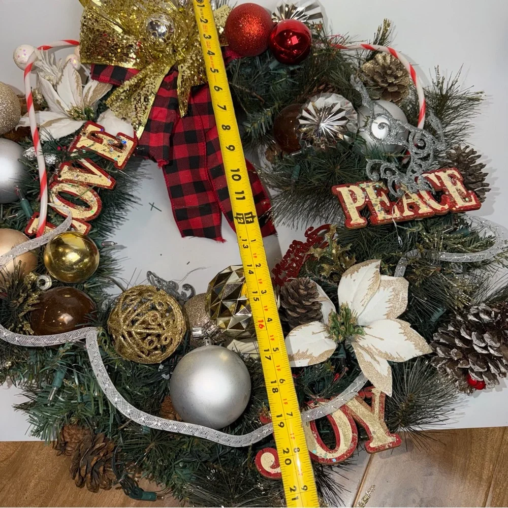 Festive Holiday Wreath with Gold and Red Accents
